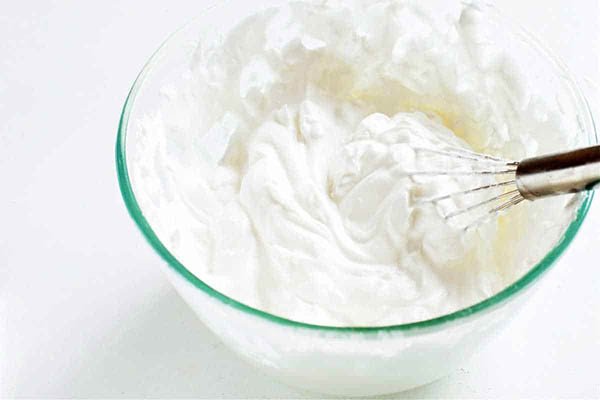 Kem tươi đánh bông mềm mịn sẵn sàng cho món bánh mousse trà xanh