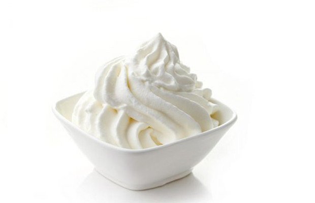 kem whipping cream đã được đánh bông xốp mịn trong bát
