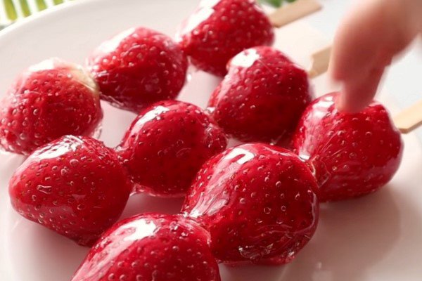 Kẹo hồ lô dâu tây bọc đường trong suốt, hấp dẫn