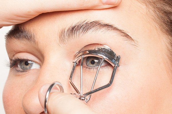 Kẹp bấm mi giúp uốn cong lông mi tự nhiên