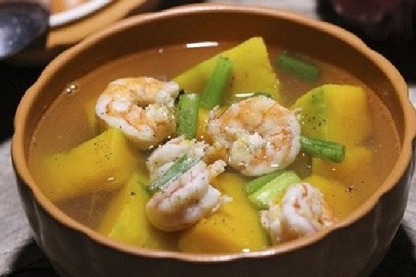 Kết hợp canh bí đỏ với tôm tươi hoặc thịt viên thêm hấp dẫn