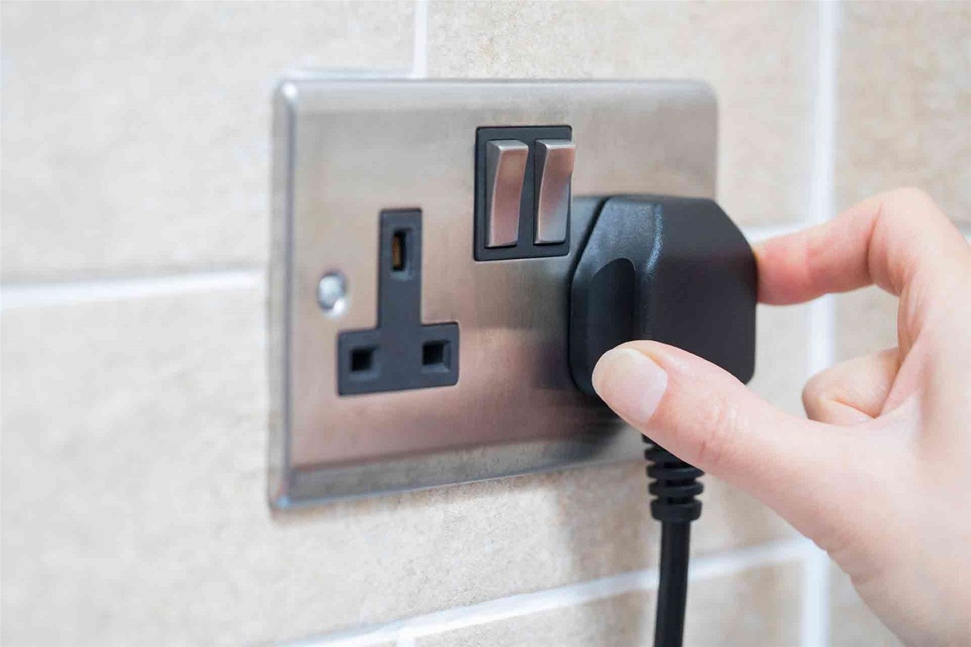Kết nối nồi chiên không dầu với nguồn điện an toàn