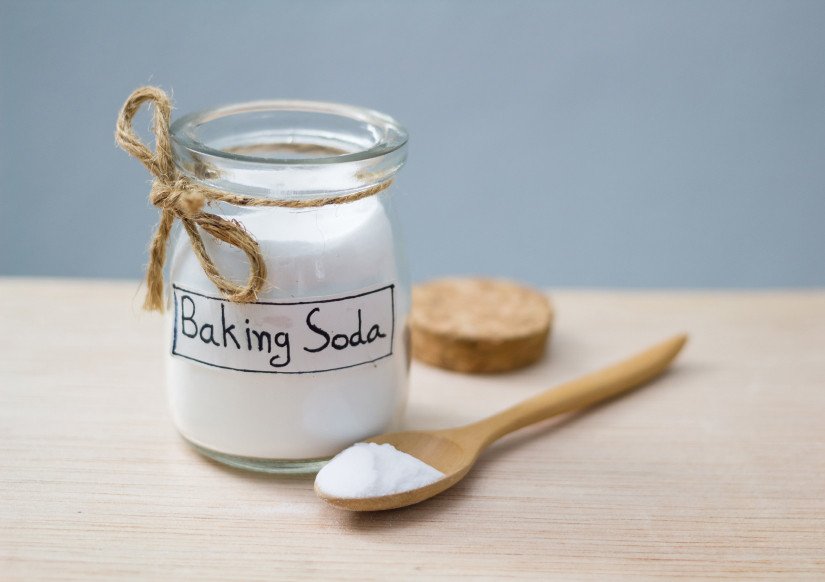 Khắc phục vết xước nhỏ trên mặt kính bếp bằng baking soda