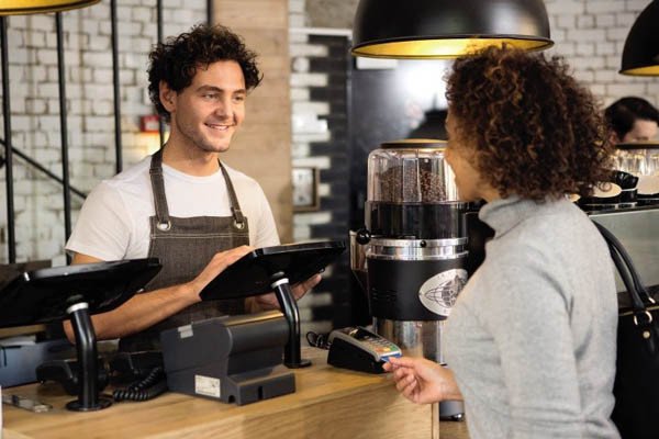 Khách hàng chọn đồ uống cỡ lớn nhờ chiến lược upselling khéo léo
