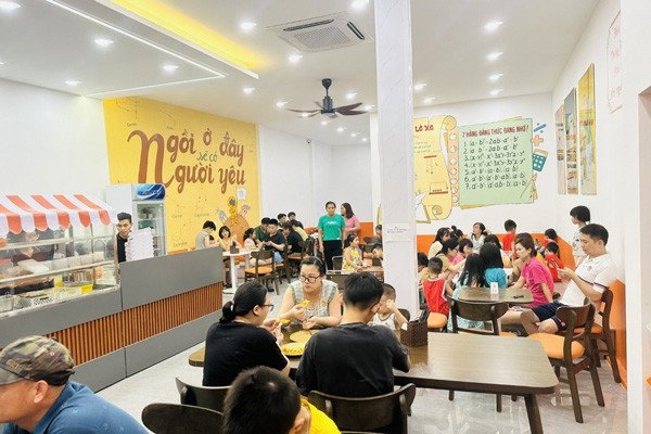Khách hàng đông đúc tại quán ăn vặt cho thấy tiềm năng kinh doanh