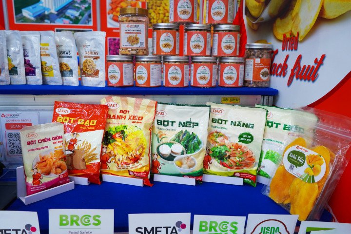 Khách tham quan tìm hiểu các loại bột làm bánh truyền thống