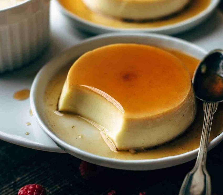 Khay bánh flan đã hoàn thành, sẵn sàng thưởng thức.