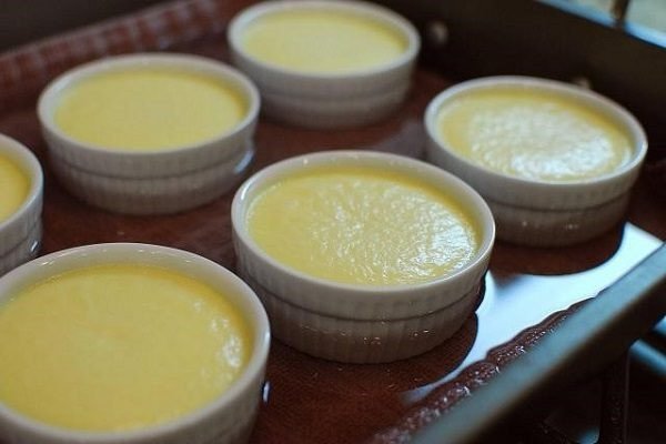 Khay bánh flan đang nướng trong lò