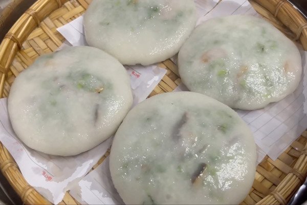 Khay bánh hẹ hấp xếp đều đẹp mắt trước khi chín