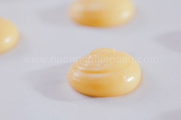 Khay bánh su kem được nặn hình tròn nhỏ sẵn sàng cho vào lò nướng