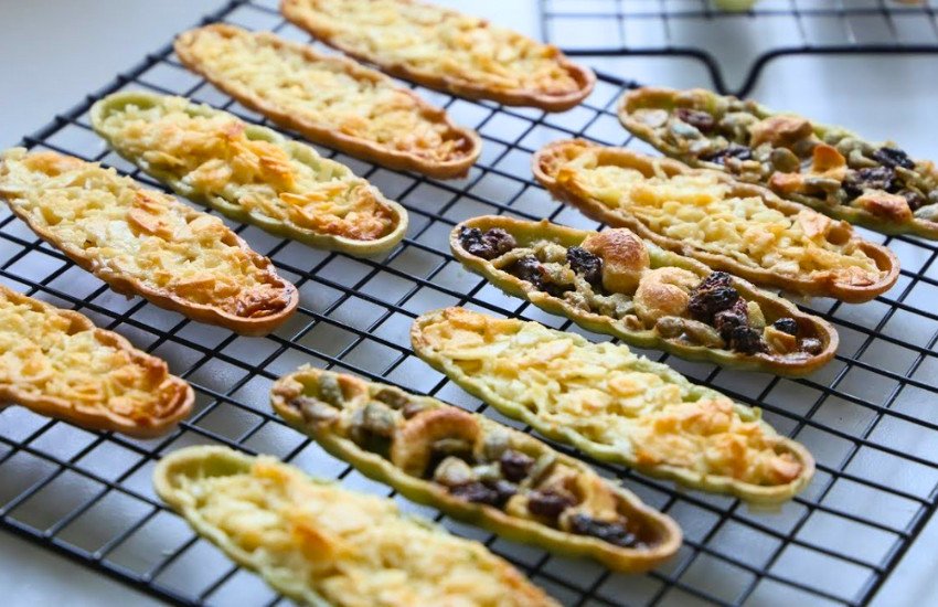 Khay bánh thuyền hạt giòn tan mới ra lò từ nồi chiên không dầu