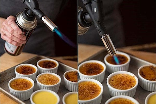Khò đường tạo lớp caramel giòn rụm cho bánh Cream Brulee