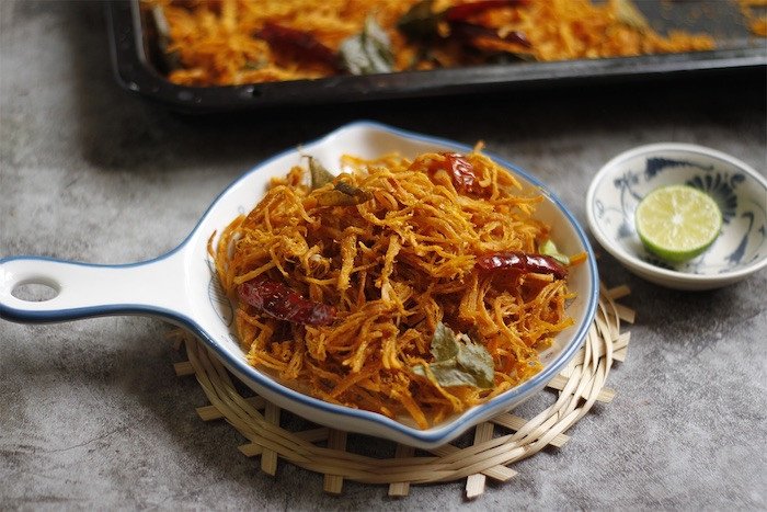 Khô gà lá chanh thơm ngon, mềm dai khó cưỡng, là món ăn vặt lý tưởng