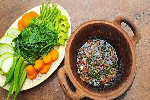 Kho quẹt tóp mỡ chấm rau luộc xanh tươi, món ăn dân dã đậm đà hương vị