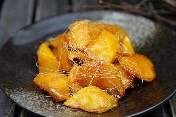 Khoai lang chiên ngào đường vàng óng, ngọt dịu