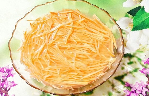 Bí Quyết Làm Bánh Tôm Hồ Tây Giòn Rụm Chuẩn Vị Hà Nội Khoai lang thái sợi ngâm nước muối để làm bánh tôm Hồ Tây giòn ngon