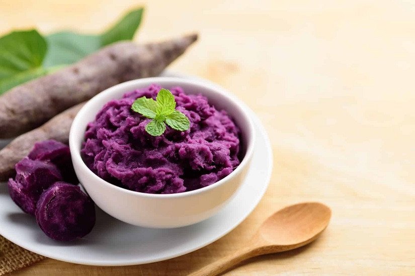 Khoai lang tím đã hấp chín đang được nghiền nhuyễn để làm bánh khoai phô mai