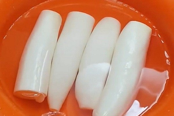 Khoai mì tươi đang được ngâm kỹ trong nước muối để loại bỏ tạp chất và độc tố, bước quan trọng trước khi chế biến thành bánh khoai mì nướng.