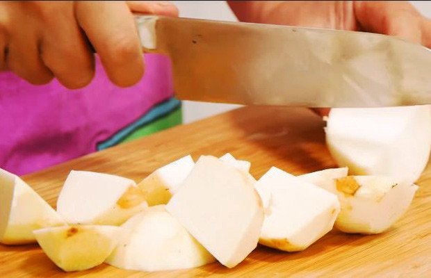 Khoai sọ được thái lát vừa ăn để nấu canh