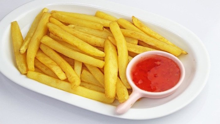 Khoai tây chiên giòn chấm tương ớt cay nồng hấp dẫn