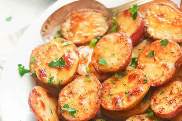 Khoai tây nướng bơ tỏi hấp dẫn, vàng giòn