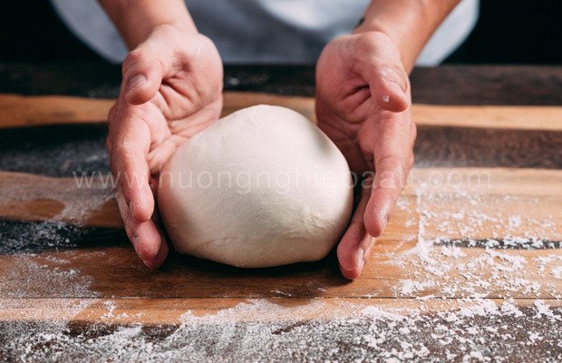 Khối bột bánh bao đang ủ trong âu phủ khăn ẩm để nở