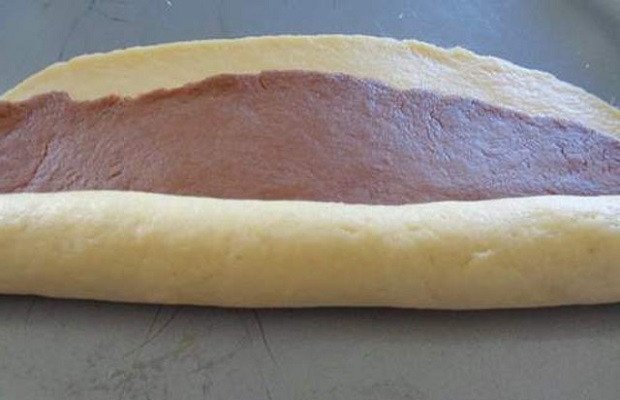 Khối bột bánh tai heo hai màu cuộn chặt sau khi cán mỏng