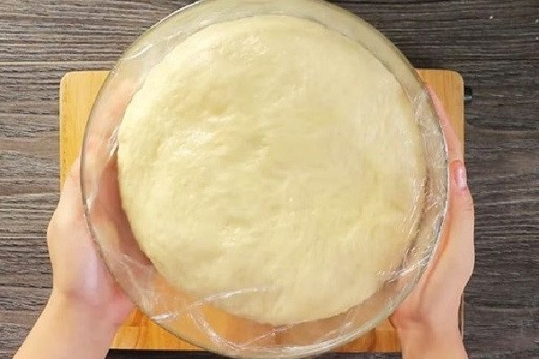 Khối bột mì đã nhào mịn được ủ kín, sẵn sàng cho công đoạn làm bánh chay hấp