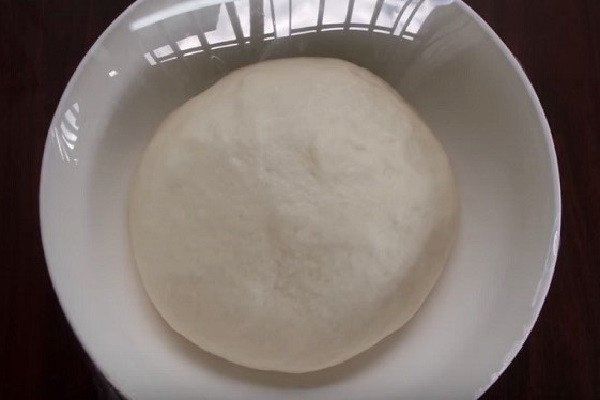 Khối bột Pizza chay đang ủ nở trong tô