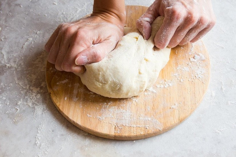 Khối bột vỏ bánh bao mềm mịn, sẵn sàng cho công đoạn cán