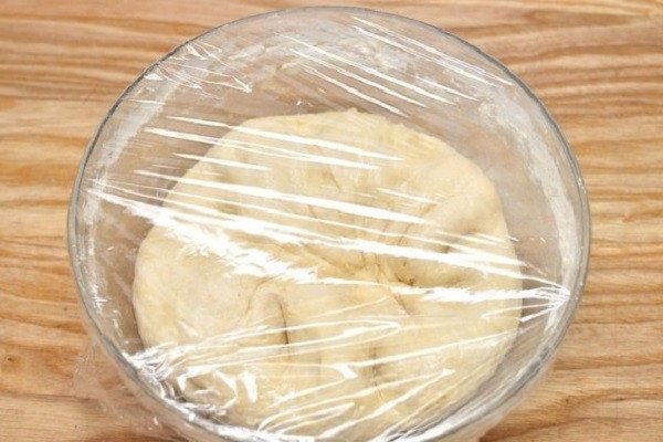 Khối bột vỏ bánh gối chay mịn màng sau khi nhào và ủ