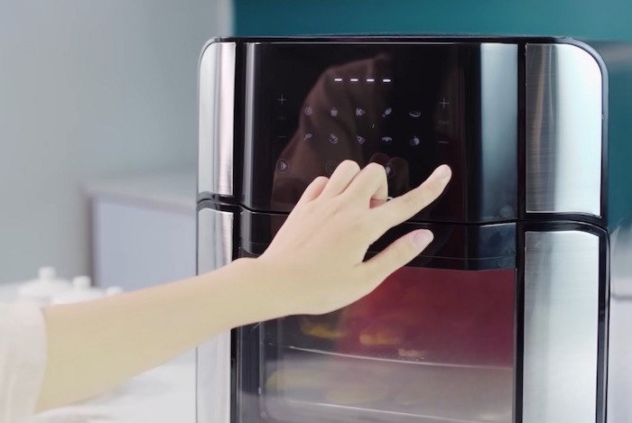 Khởi động và làm nóng nồi chiên không dầu đúng cách trước khi sấy