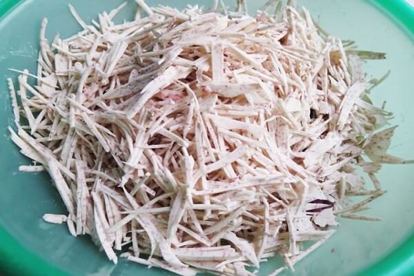 Không bào khoai môn quá nhỏ tránh trong quá trình chiên khoai môn bị nát