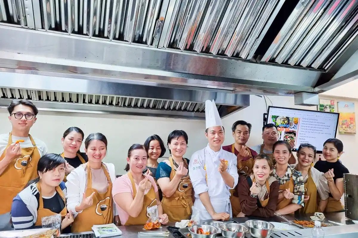 Không gian bếp chuẩn bị nguyên liệu cho việc chế biến tôm sấy dẻo