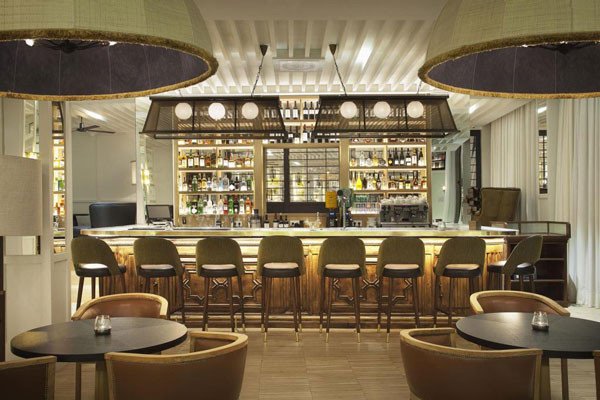 Lounge Là Gì: Từ Khái Niệm Đến Trải Nghiệm Thư Giãn Không gian sang trọng với sofa êm ái tại một quán lounge hiện đại