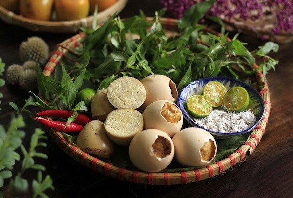 Không nên đổ quá nhiều trứng vào vỏ trứng để tránh bị trào ra ngoài
