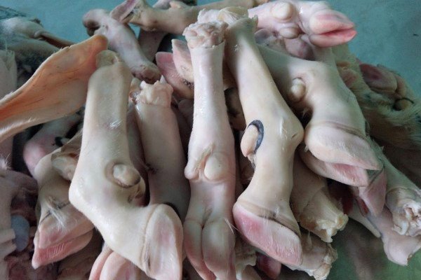 Khử mùi hôi chân dê bằng gừng và rượu