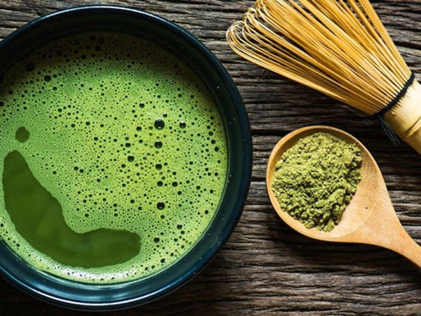 Khuấy đều bột matcha với nước ấm bằng chổi chasen