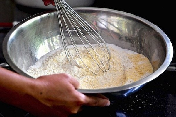 Khuấy đều hỗn hợp bột bánh bông lan chay trong tô lớn
