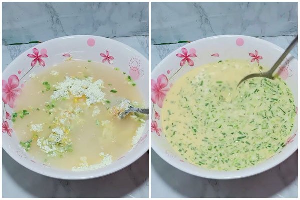 Khuấy đều hỗn hợp bột bánh xèo miền Bắc trong tô lớn để đảm bảo bột tan mịn, không vón cục