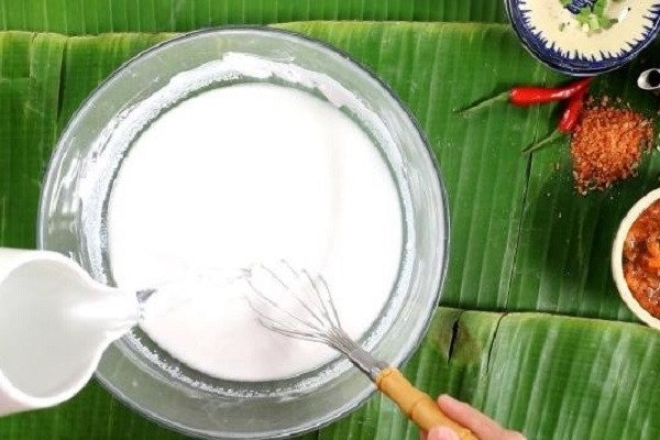 Công Thức Bánh Bèo Chay Thơm Ngon, Chuẩn Vị Tại Nhà Khuấy đều hỗn hợp bột gạo và bột năng để làm bánh bèo chay