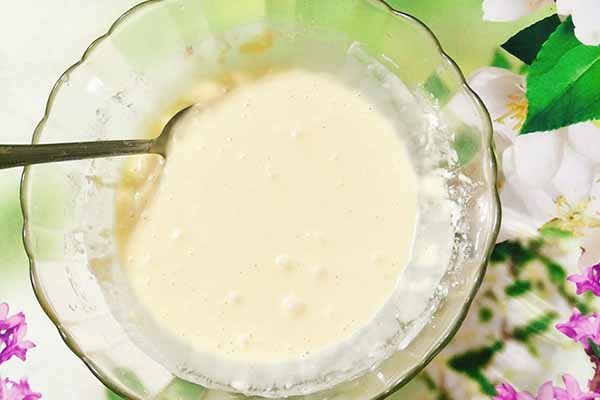 Khuấy đều hỗn hợp bột mì để làm món sake chiên bột