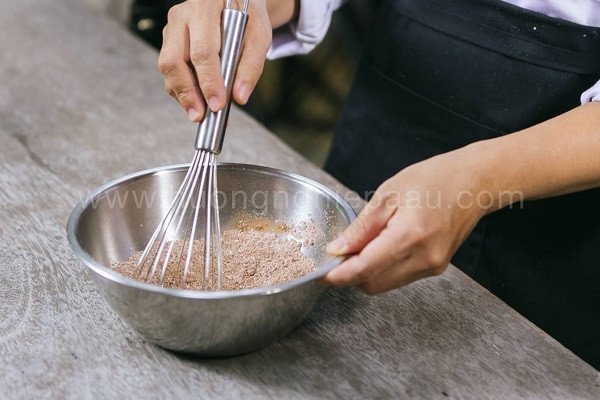 Khuấy đều hỗn hợp bột và cacao để làm cốt bánh Tiramisu