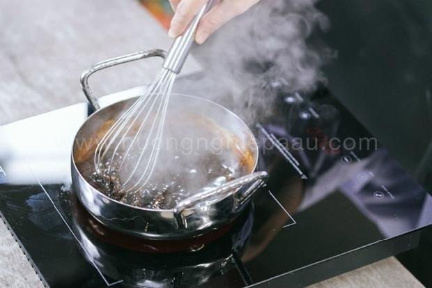 Khuấy đều hỗn hợp cà phê và chocolate tan chảy cho syrup Tiramisu