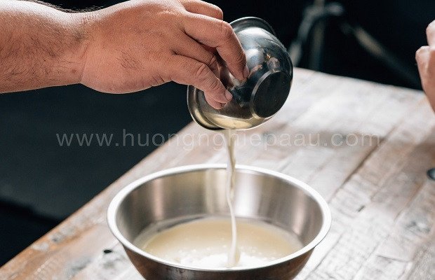 Khuấy đều hỗn hợp nhân sữa chua để làm bánh