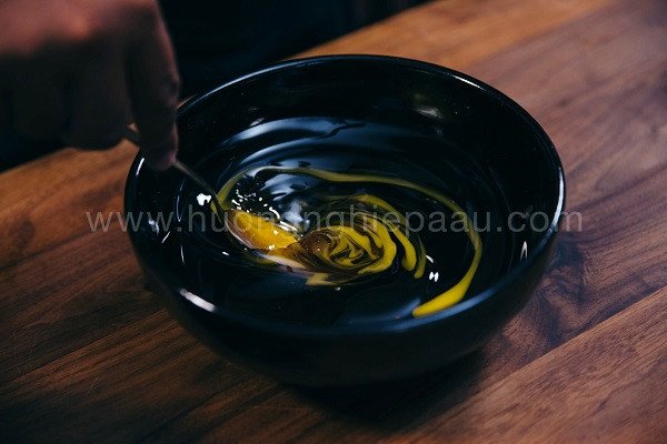 Khuấy đều hỗn hợp nước đường và lòng đỏ trứng để làm vỏ bánh trung thu nướng