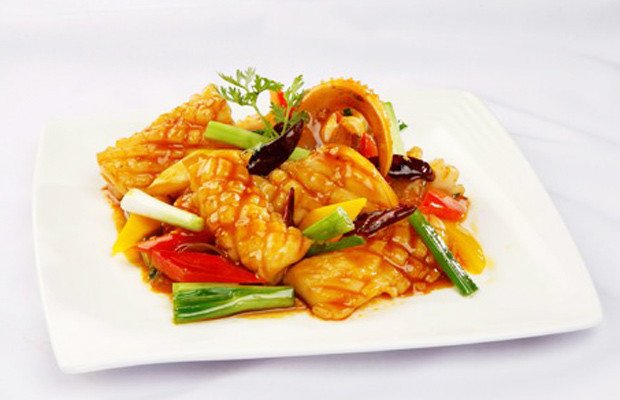 Khuấy đều hỗn hợp sốt sa tế tự làm, đảm bảo độ sánh mịn và hương vị cay nồng cho món mực xào sa tế.