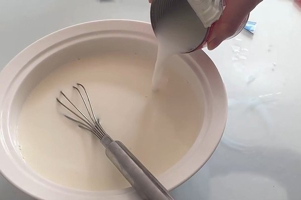 Khuấy đều hỗn hợp sữa chua cơ bản cho món sữa chua trân châu đường đen