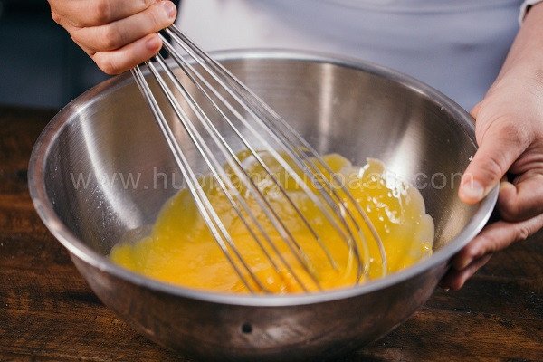 Khuấy đều phô mai Mascarpone cho kem Tiramisu chuẩn vị