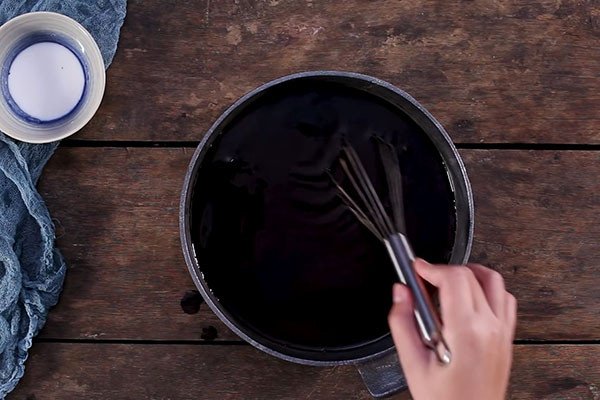 Khuấy đều tay khi nấu sương sáo để có món tráng miệng hoàn hảo
